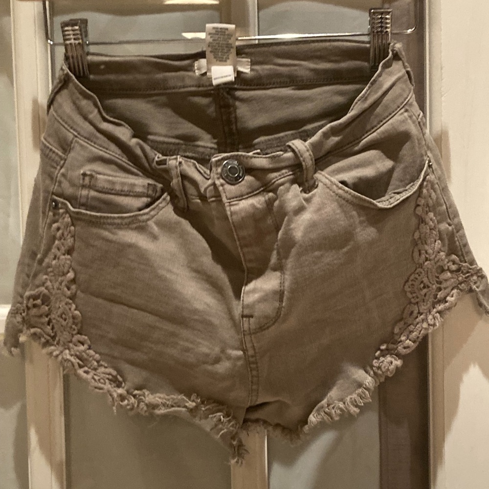 Mudd junior’s olive green patterned shorts size 9